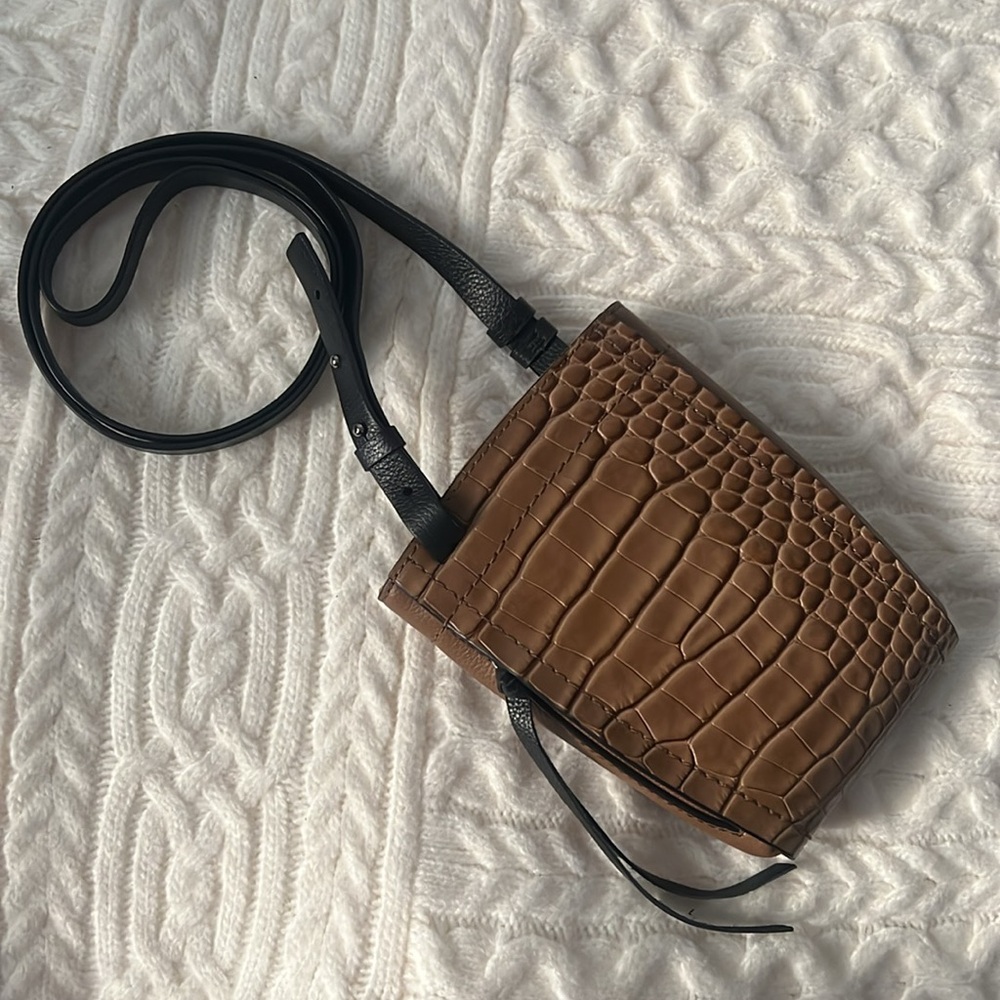 Vince Camuto VC-Mavis Womens Small Leather Crossbody Purse/Bag